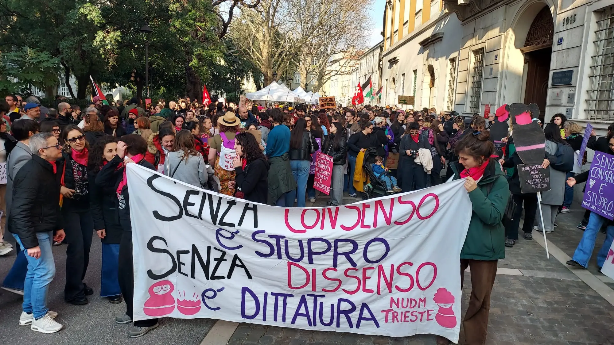 Il corteo di Non Una di Meno alla partenza (Bruni)