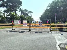 Le transenne che impediscono l'accesso al lungomare Riviera, dove sono partiti i lavori