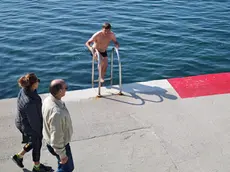 In questo 8 marzo c'è anche chi ha testato la temperatura dell’acqua (Lasorte)