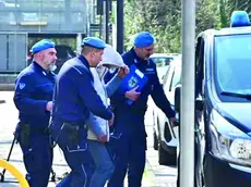 Loriano Bedin scortato dalle forze dell'ordine prima di rientrare in carcere