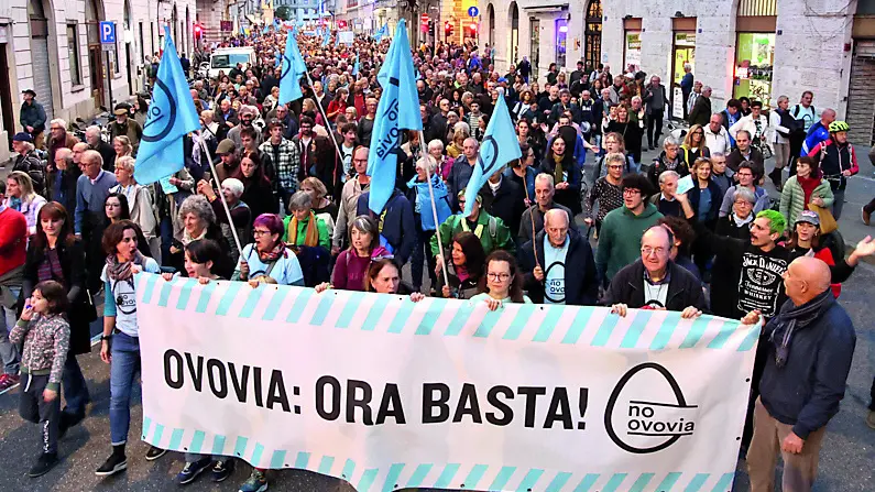 Il corteo del Comitato No Ovovia dell’ottobre 2024 con 4 mila persone (foto Lasorte e Silvano)