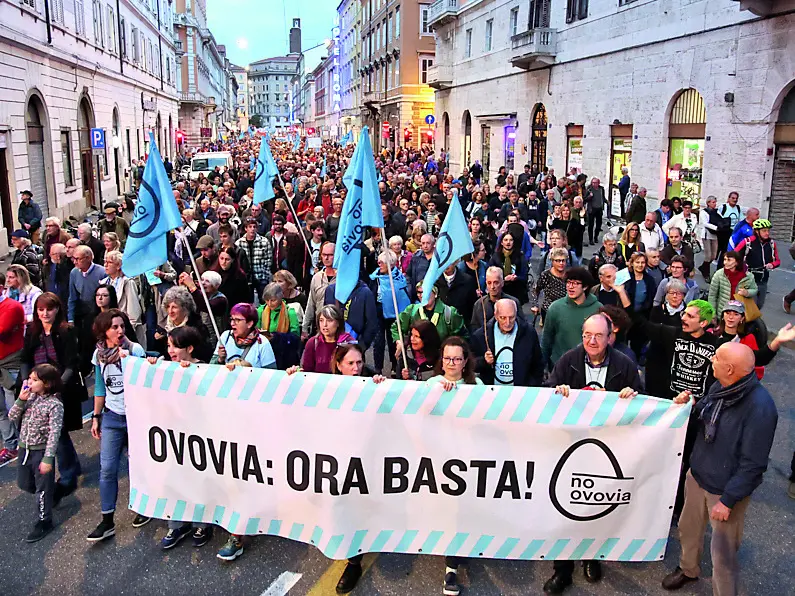 Il corteo del Comitato No Ovovia dell’ottobre 2024 con 4 mila persone (foto Lasorte e Silvano)