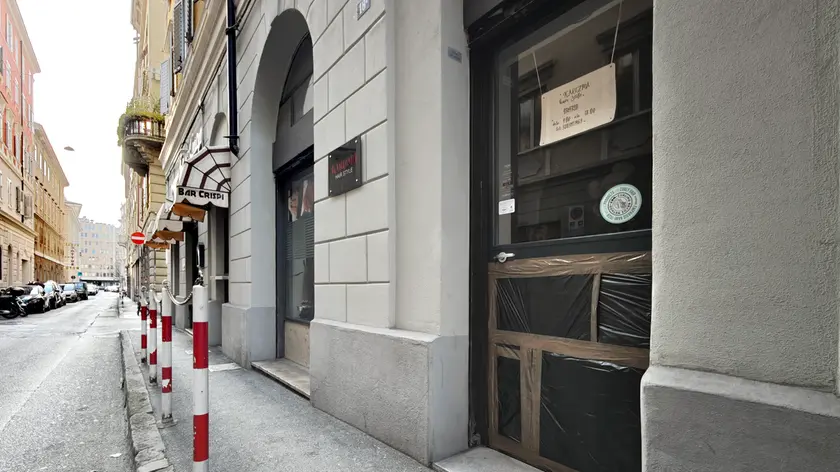 La porta sfondata del salone Karizma di via Crispi 18 (foto Lasorte)