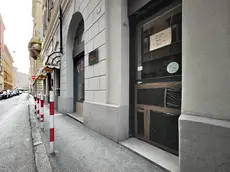 La porta sfondata del salone Karizma di via Crispi 18 (foto Lasorte)