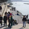 Barcola piena di gente in una soleggiata domenica di marzo (Lasorte)