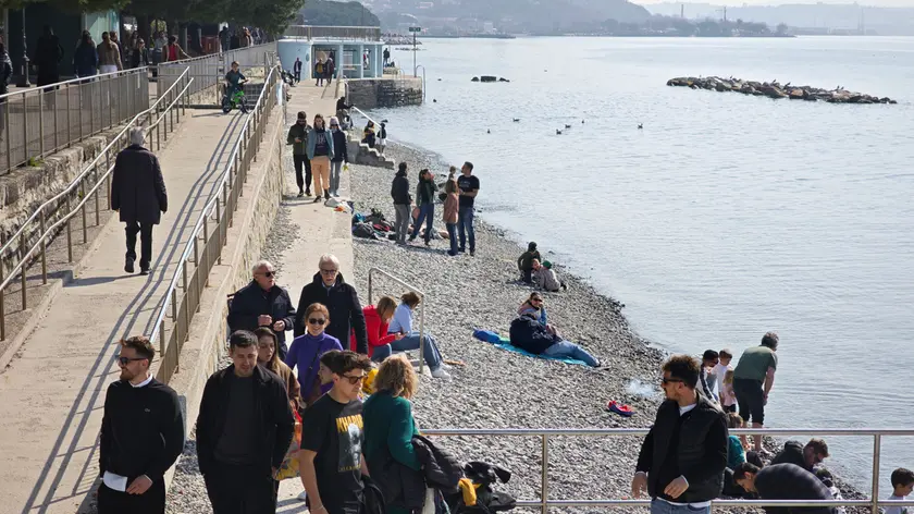 Barcola piena di gente in una soleggiata domenica di marzo (Lasorte)