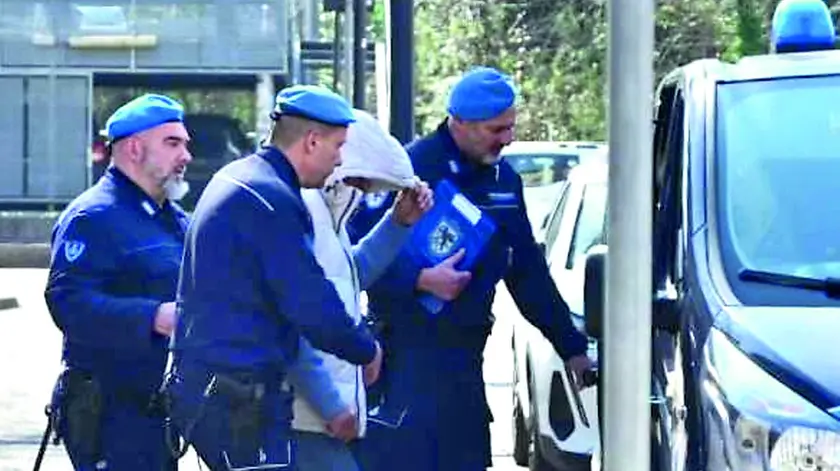 Loriano Bedin scortato dalle forze dell'ordine prima di rientrare in carcere