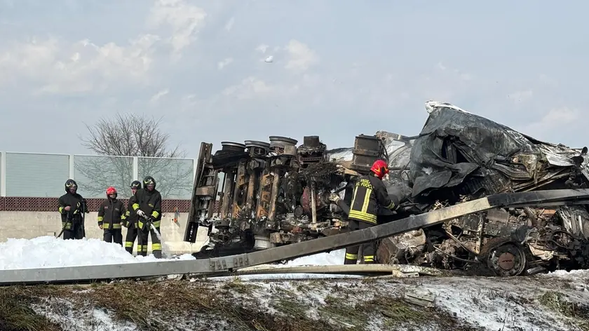 L'autocisterna incendiatasi dopo il tamponamento sull'A4 tra Meolo e San Donà (ph Bortoluzzi)