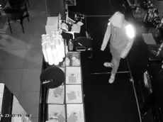 Il ladro ripreso nell'incursione al Kawai dalle telecamere interne