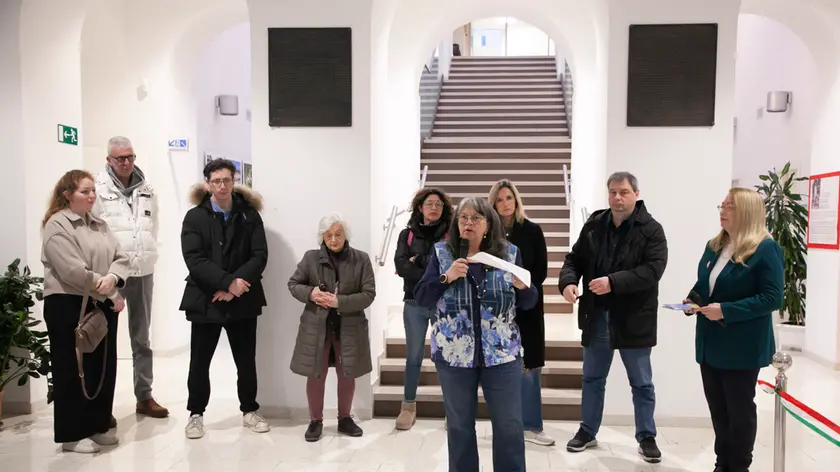 L’inaugurazione della mostra fotografica sulle donne iraniane nell’atrio del Comune (Foto Bonaventura)