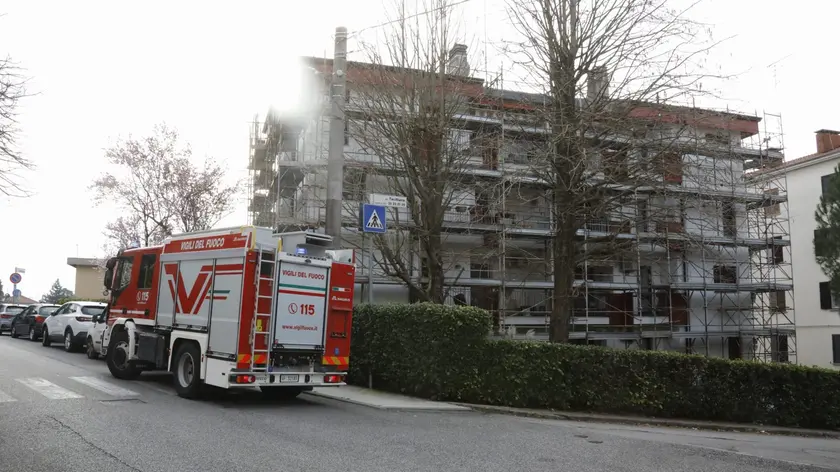 L'incendio in via Tacitiana a Monfalcone (Foto Bonaventura)