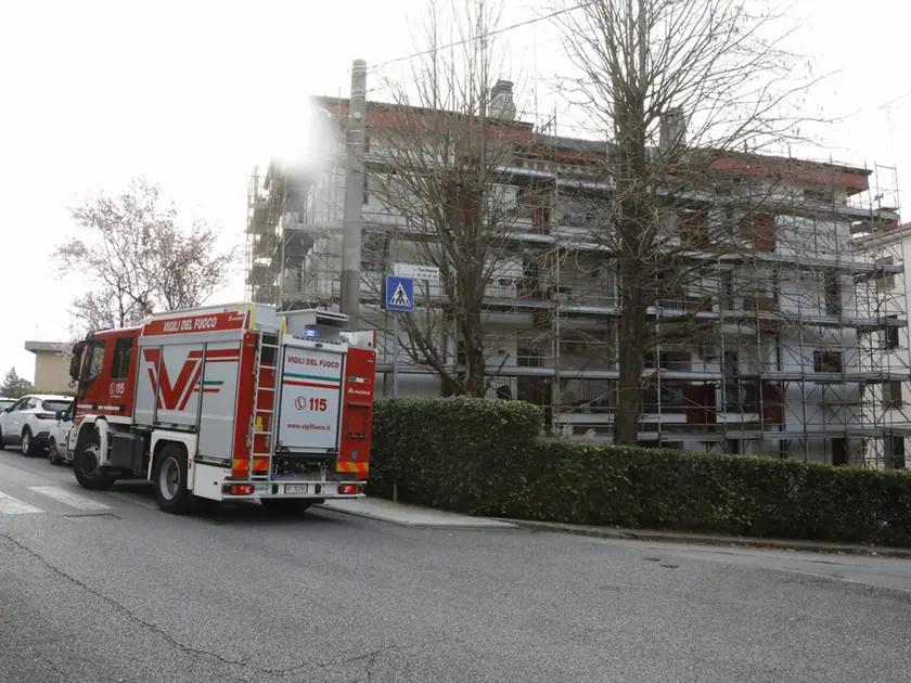 L'incendio in via Tacitiana a Monfalcone (Foto Bonaventura)