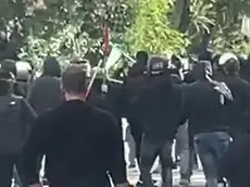 Un fotogramma degli scontri prima di Triestina-Brescia, immortalati in diversi video