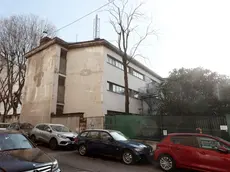 La macchia di umidità delle perdite nel bagno della scuola Pittoni si vedono anche all’esterno Foto Lasorte