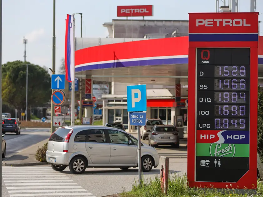 I prezzi al distributore Petrol di Rozna Dolina, appena oltre il confine tra Gorizia e Nova Gorica (foto Tibaldi)