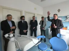 Il vescovo di Trieste monsignor Enrico Trevisi benedice l’ambulatorio “Linda Simeoni” Foto Bruni