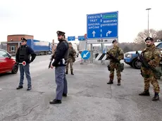 La Polizia di frontiera controlla il confine insieme all’Esercito foto Silvano