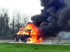 Il camper andato a fuoco a San Giovanni al Natisone