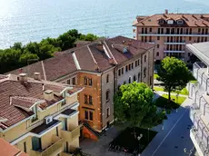 Il Municipio di Grado in una foto dall’alto