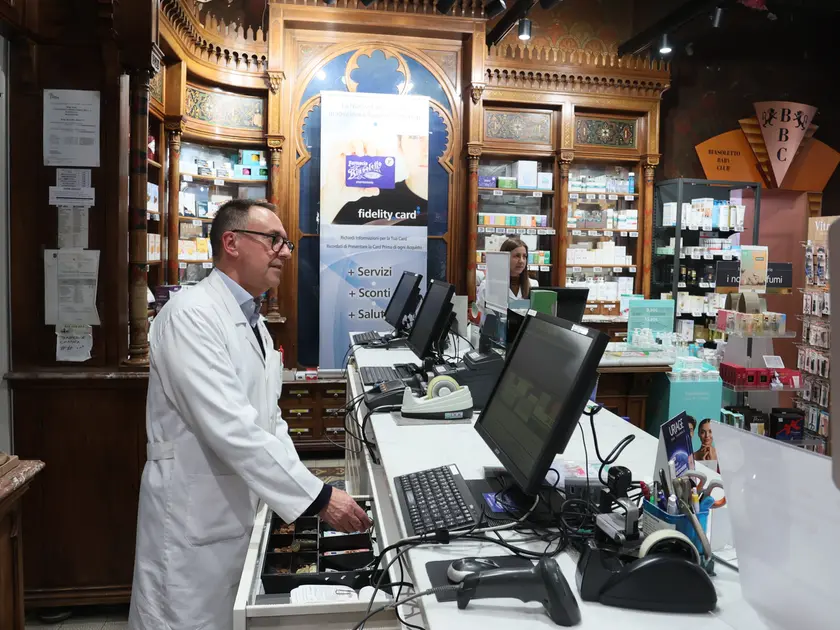 Il titolare della farmacia Biasoletto che ha segnalato l’anomalia e seguito il piano dei carabinieri Foto Lasorte