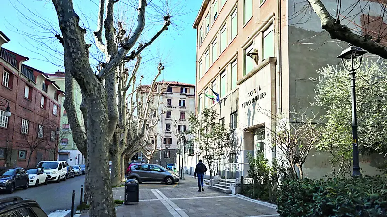 In alto l’edificio della Brunner dov’è iniziato il fatto, sopra piazza Tra i Rivi e il bar Camaleonte Foto Lasorte