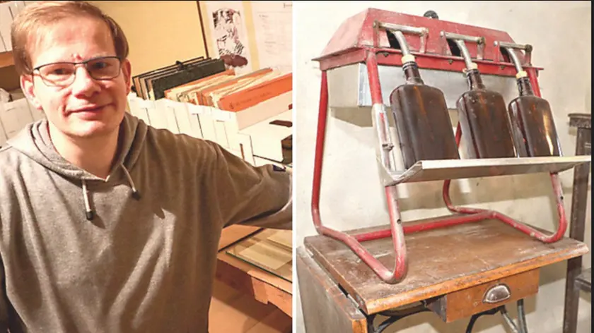 Andrea Abuja e le bottiglie di pelinkovac. Foto Daniele Tibaldi