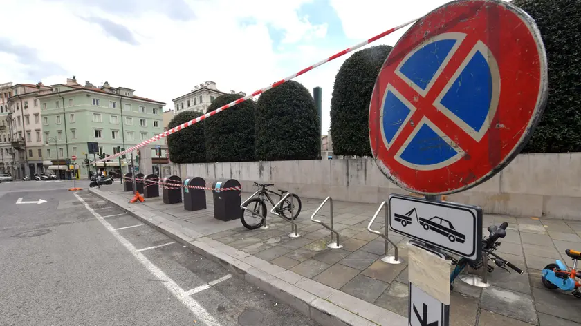 Partono i lavori in piazza Goldoni a Trieste: il muro da demolire