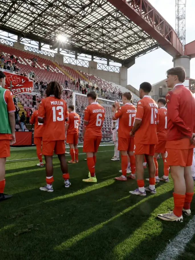 Il saluto della squadra ai tifosi: la Triestina retrocede in serie D (Foto Lasorte)