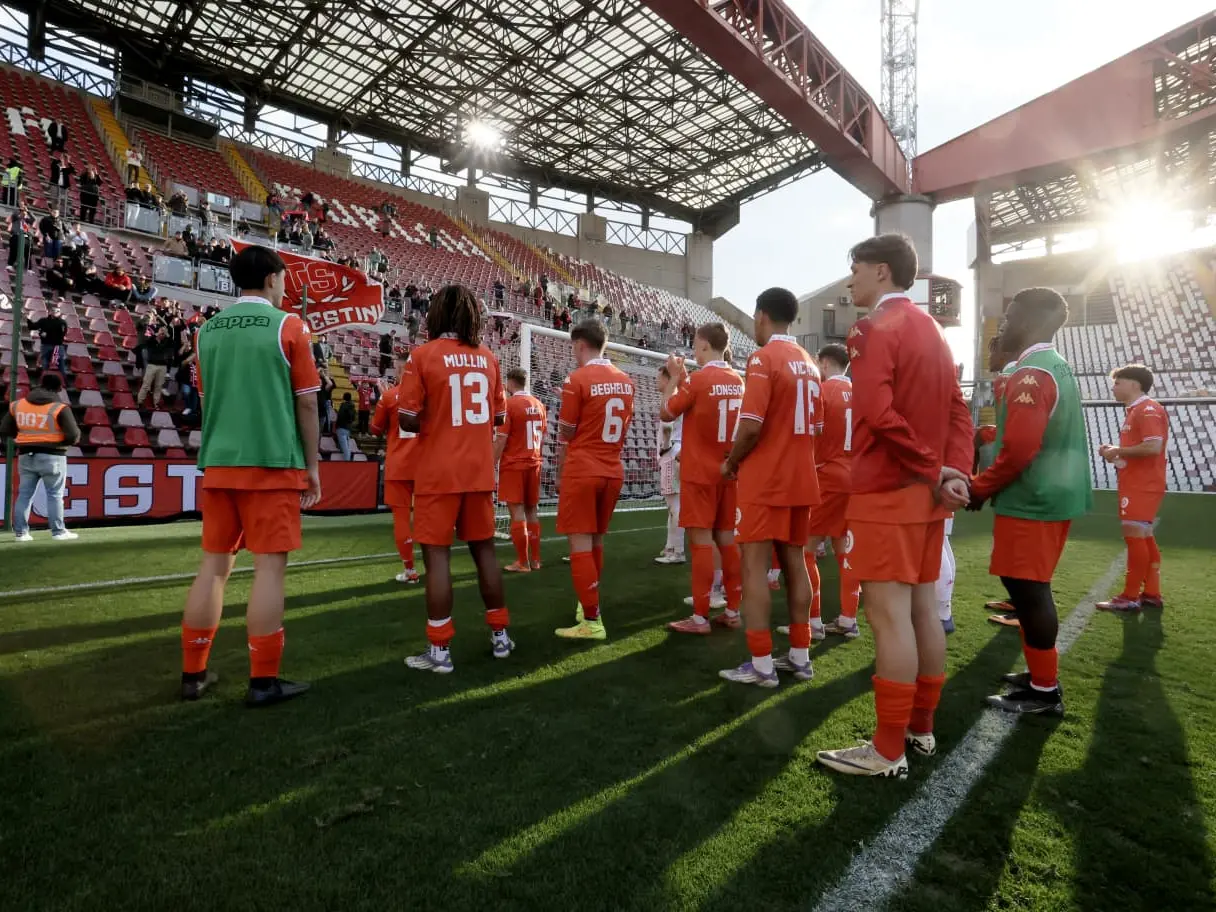 Il saluto della squadra ai tifosi: la Triestina retrocede in serie D (Foto Lasorte)