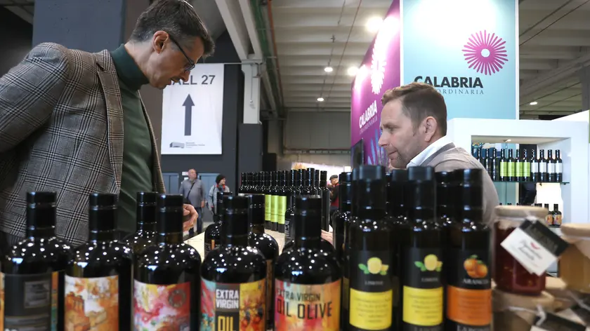 Uno degli stand con le sue bottiglie a Olio Capitale Foto Andrea Lasorte