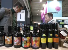 Uno degli stand con le sue bottiglie a Olio Capitale Foto Andrea Lasorte