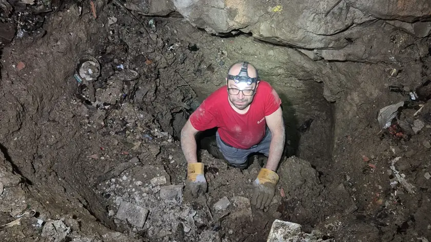 Le operazioni di scavo e il ritrovamento di una nuova stanza del bunker di Opicina assieme ad alcuni reperti