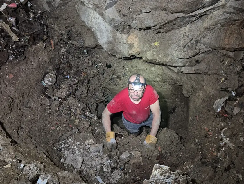 Le operazioni di scavo e il ritrovamento di una nuova stanza del bunker di Opicina assieme ad alcuni reperti