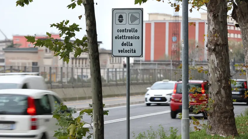 Un cartello che avvisa gli automobilisti dei controlli della velocità (foto Andrea Lasorte)