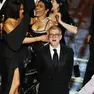 Thomas Anderson festeggia le sei statuette conquistate da Una battaglia dopo le sei insieme al cast
