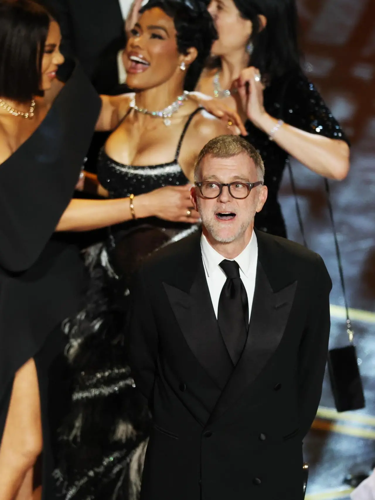 Thomas Anderson festeggia le sei statuette conquistate da Una battaglia dopo le sei insieme al cast