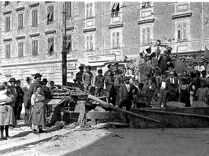 Una barricata popolare nel rione di San Giacomo