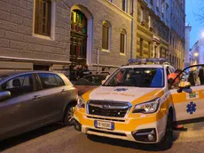 Polizia e 118 in via Foscolo, davanti alla casa del delitto (foto Silvano)