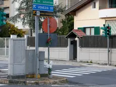 Il punto dove è avvenuto lo schianto: una mano ha posto un fiore in memoria della vittima. Foto Katia Bonaventura