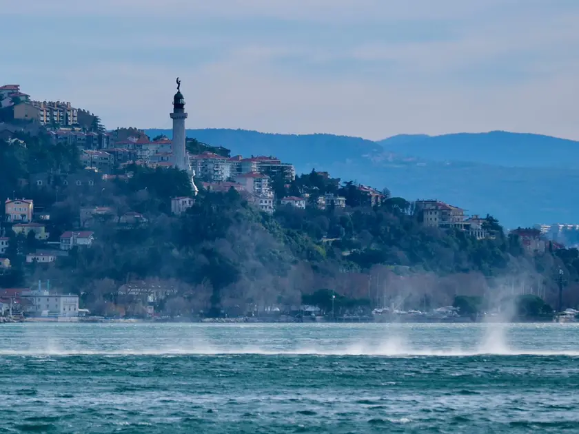 il golfo di Trieste spazzato dalla bora in una foto di archivio di Massimo Silvano