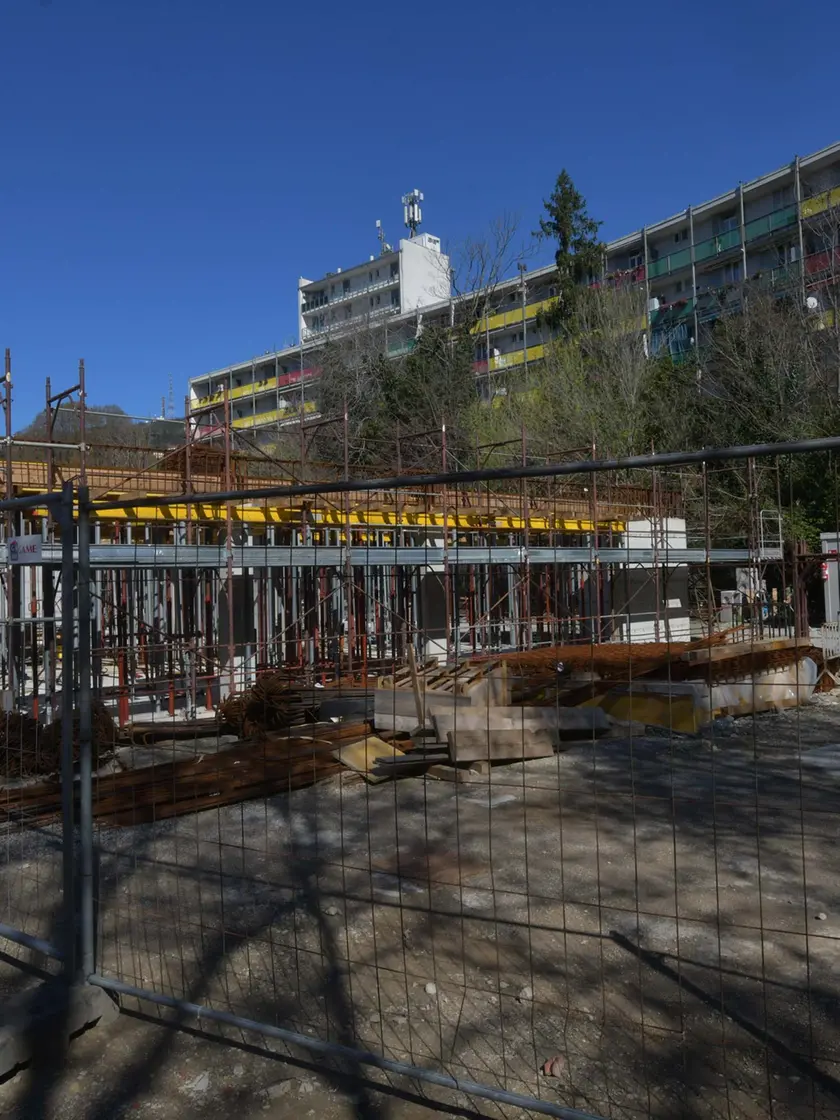 Il cantiere alla materna. Foto Bruni