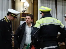 Ugo Rossi circondato dalla Polizia locale in aula Foto Silvano