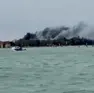 L'incendio al Padiglio Serbia ai Giardini della Biennale (foto pagina Facebook Venezia NON è Disneyland)