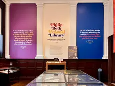 Scaffali all’interno della a Philip Roth Personal Library a Newark