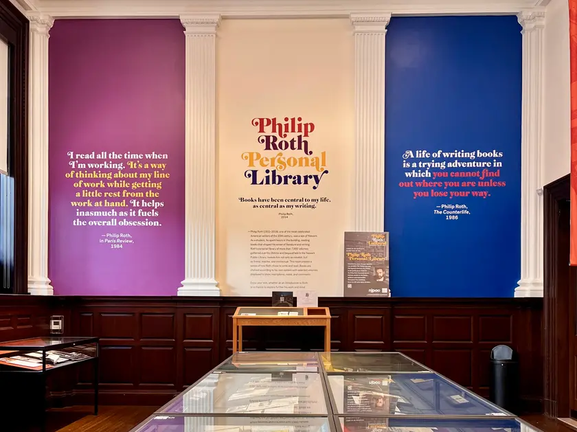 Scaffali all’interno della a Philip Roth Personal Library a Newark