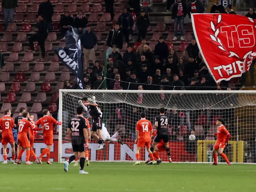 La Triestina in una partita allo stadio Rocco (Lasorte)