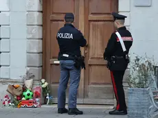 Forze dell'ordina davanti alla casa in cui si è consumato l'omicidio a Muggia (Lasorte)