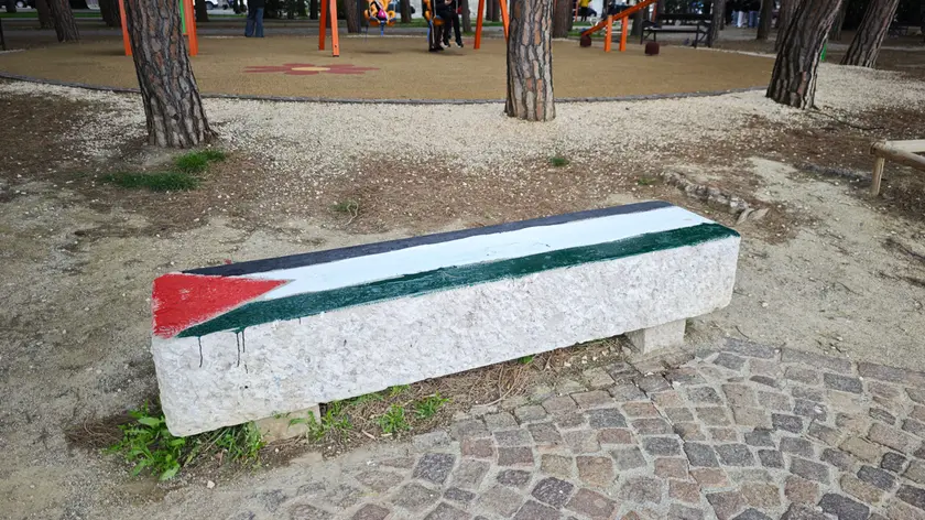 Alcune delle panchine imbrattate a Barcola sul lungomare Benedetto Croce