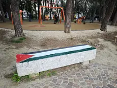 Alcune delle panchine imbrattate a Barcola sul lungomare Benedetto Croce