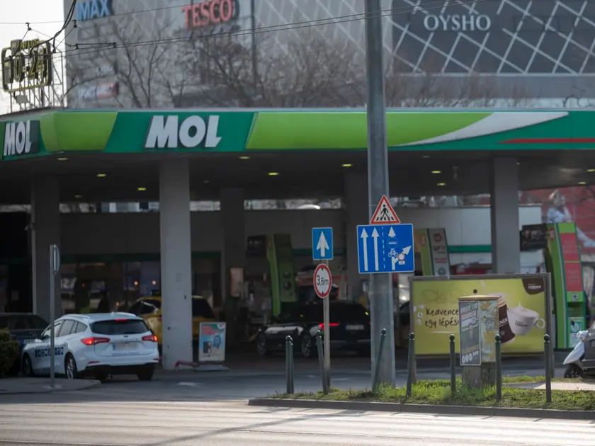 Un distributore della catena Mol, che ha adottato restrizioni ai rifornimenti (foto Epa)